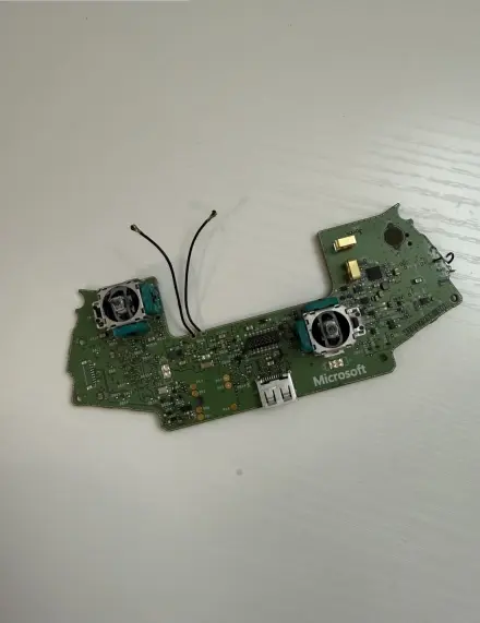 Board 09, Xbox controller main board: nothing worth pulling.